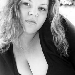 Emanuela Aurizi 飾演 Manila