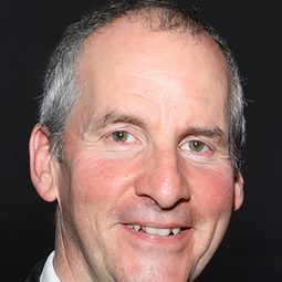 Chris Barrie 飾演 Hillary