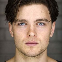 Joshua Orpin 飾演 Constable Peter Crowe