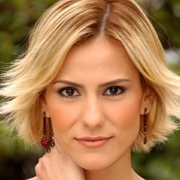 Zeynep Tokuş - 沒有圖書館的圖書館長演員 飾演Asiye