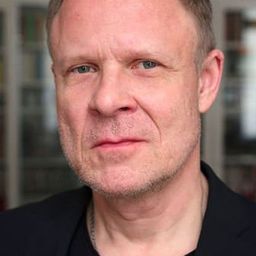 Helmut Zhuber - 告別交響曲演員 飾演Dr. Kienzle