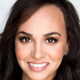 Aline Elasmar 飾演 Deputy Stevens