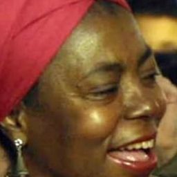 Lydia Ewandé 飾演 Deaf lady