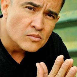 Lou Pimber 飾演 Johnny Brown