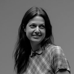 Sara Mishara - 心生愛慕卻遲遲不敢編劇