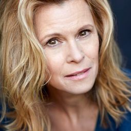 Leslie Malton 飾演 Mutter