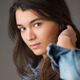 Joyce Abou-Zeid 飾演 Alia