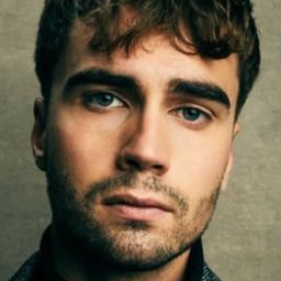 Vincent Grahl 飾演 Gustaf