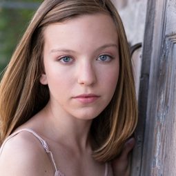 Aislinn DeButch 飾演 Katie Cameron