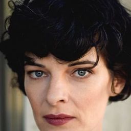 Sarah Hostettler 飾演 Ellie