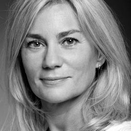 Valerie Gogan 飾演 Evie