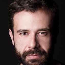 Vítor Alves da Silva 飾演 Football Announcer (Voice)
