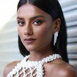 西蒙·艾希莉 飾演 Girlfriend