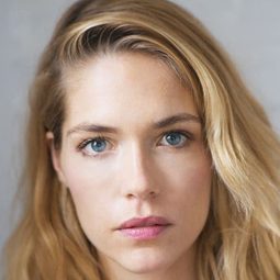 Pia Mechler 飾演 Sue