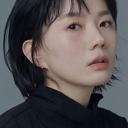 Lee Myung-ha 飾演 Woman