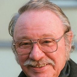 Gustl Bayrhammer 飾演 Captain Vorst