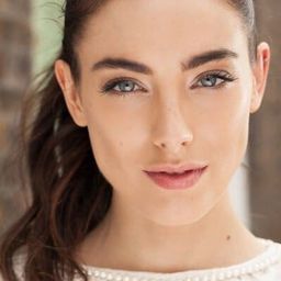 夏洛特·艾金森 飾演 Susana