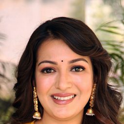 Catherine Tresa 飾演 Smitha