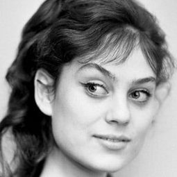 Soňa Valentová 飾演 