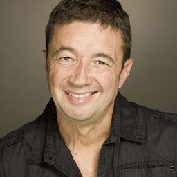 Frédéric Bouraly 飾演 José