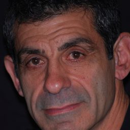 Eric Hoziel 飾演 Axxon Security