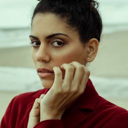 Clébia Sousa 飾演 Dona Maria