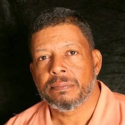 Eugene Lee 飾演 Lieutenant John Stokes