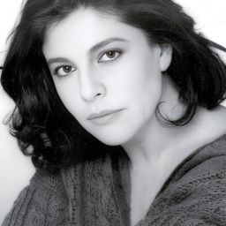 Charo López 飾演 Dora