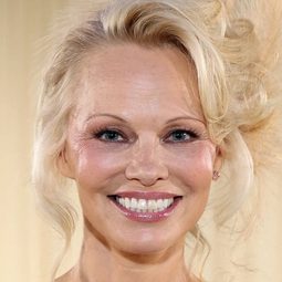 帕米拉·安德森 - 燃情夏日演員 飾演Herself