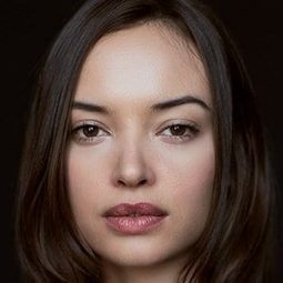 Julia Morrison 飾演 Mara