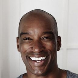 Kevin Copeland 飾演 Tug Pilot