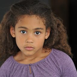 Sasha Rojen 飾演 Ava