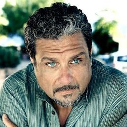 Pino Ingrosso 飾演 Tenore De Pace