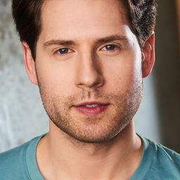 Jordan Frechtman 飾演 Missionary Husband