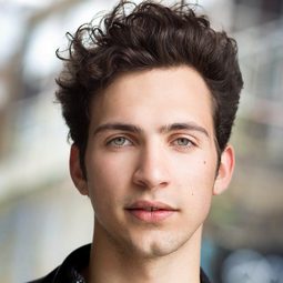 Barney Harris 飾演 Sykes