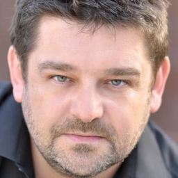 Kevin P. Kearns 飾演 Philip