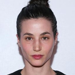 Elisa Lasowski 飾演 Alica