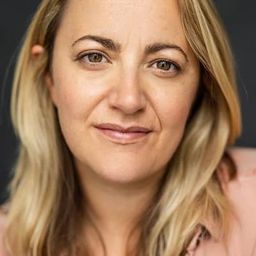 Lucy Thackeray - 侏羅紀世界：重生演員 飾演Helicopter Pilot