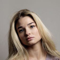 艾瑪·里格比 飾演 Vampire