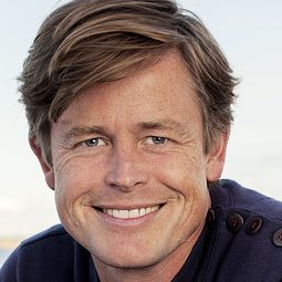 卡斯柏·飛利浦森 - 眼簾下的戰影演員 飾演Bateson