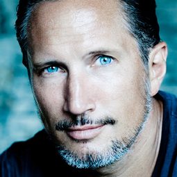 賓奴費曼 - Wild Chicks in Love演員 飾演Lehrer Grünbaum