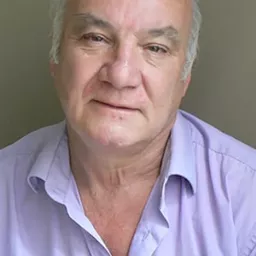 Jean-Pierre Clami - L'Opération Corned Beef演員 飾演Le voyageur coincé par le Suale dans les toilettes de l'aéroport