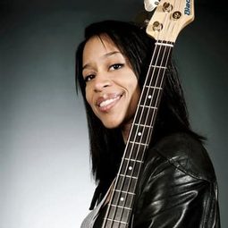 Yolanda Charles - 羅賓·威廉姆斯：納貝沃思現場演唱會演員 飾演Self - Bass Player