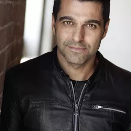 Julian Tassielli 飾演 Jimmy