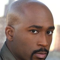 Chester Jones III 飾演 Maxwell Sweetwater