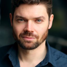 Gabriel Bisset-Smith 飾演 City Boy