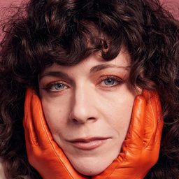 任·圖洛克 飾演 Bianca