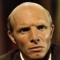 Marc Mazza 飾演 Bastien, le bras droit de Capra