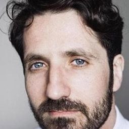 Giandomenico Cupaiuolo 飾演 Santo