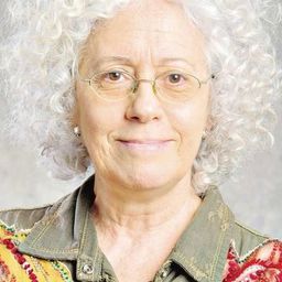 塞希莉亞·霍姆·德梅洛 飾演 Diretora